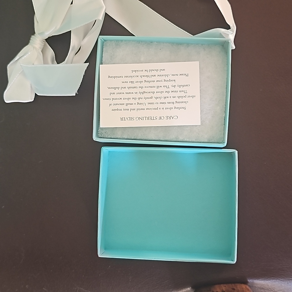 Tiffany & Co Shopping bags, ribbon and jewelry box. - Picture 11 of 11